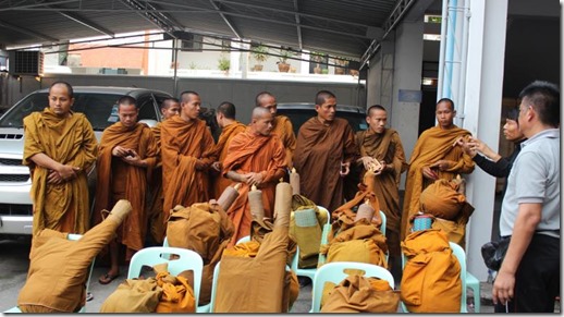 Khmer monks make money in Siem